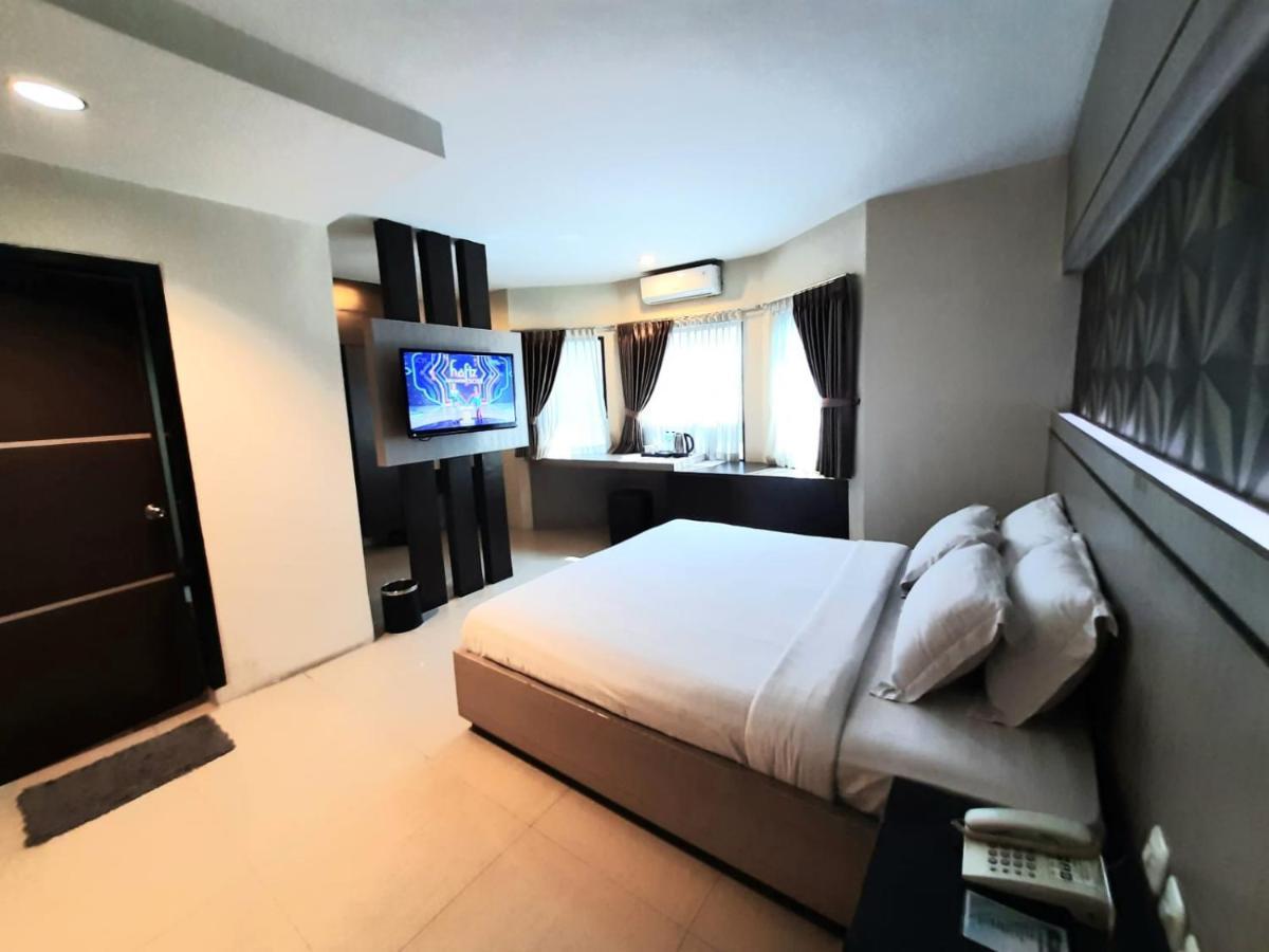 Alexander Hotel Tegal Buitenkant foto
