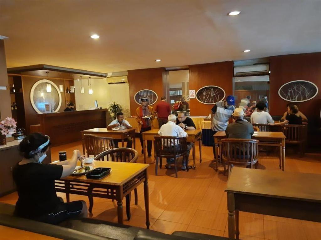 Alexander Hotel Tegal Buitenkant foto