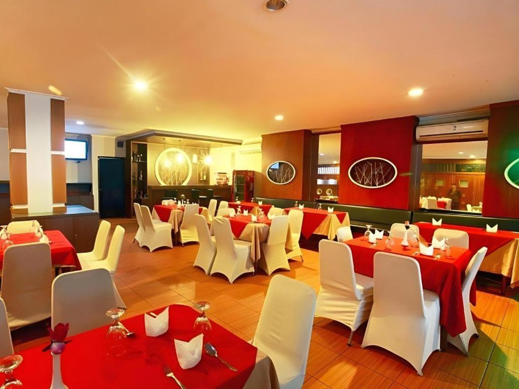 Alexander Hotel Tegal Buitenkant foto