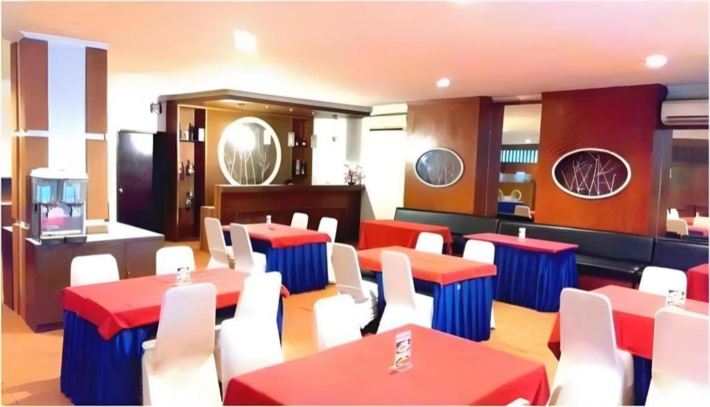 Alexander Hotel Tegal Buitenkant foto