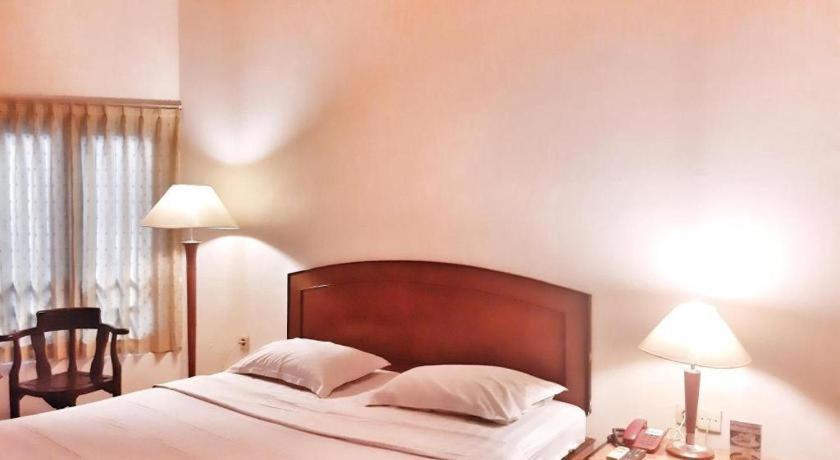 Alexander Hotel Tegal Buitenkant foto