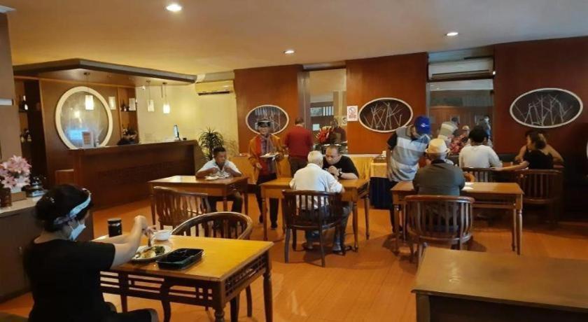 Alexander Hotel Tegal Buitenkant foto