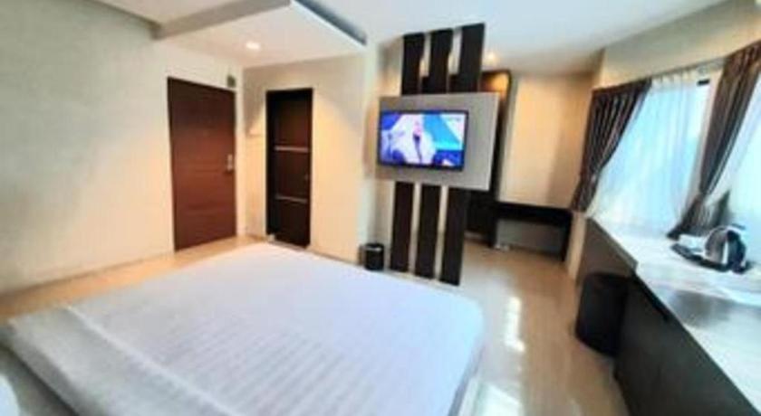 Alexander Hotel Tegal Buitenkant foto
