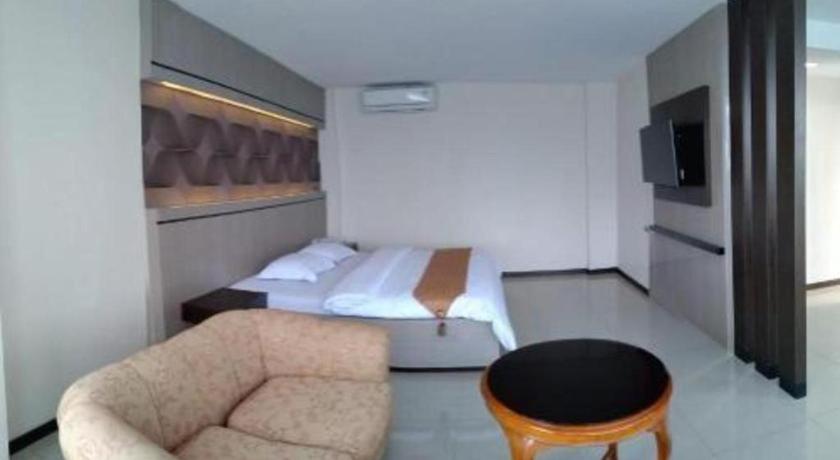 Alexander Hotel Tegal Buitenkant foto