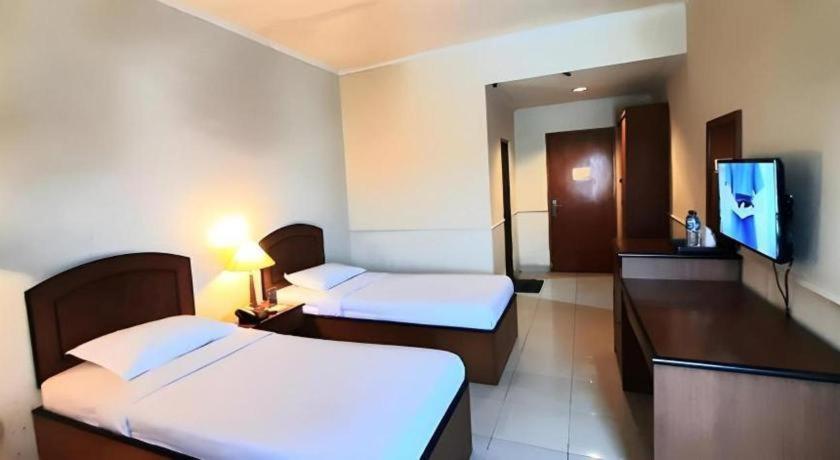 Alexander Hotel Tegal Buitenkant foto