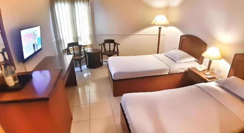 Alexander Hotel Tegal Buitenkant foto