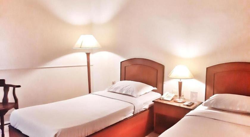 Alexander Hotel Tegal Buitenkant foto
