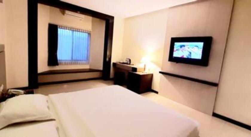 Alexander Hotel Tegal Buitenkant foto