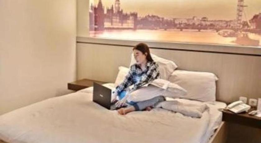 Alexander Hotel Tegal Buitenkant foto