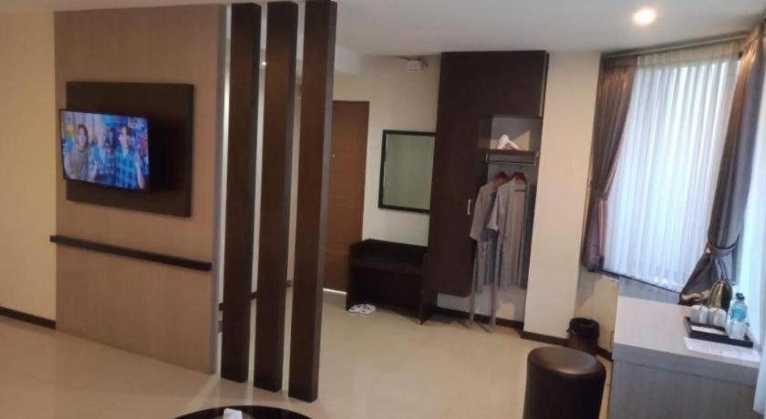 Alexander Hotel Tegal Buitenkant foto