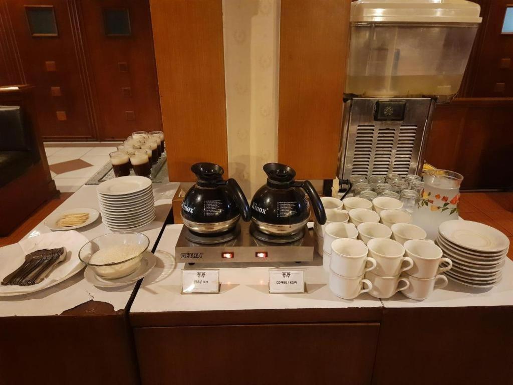 Alexander Hotel Tegal Buitenkant foto