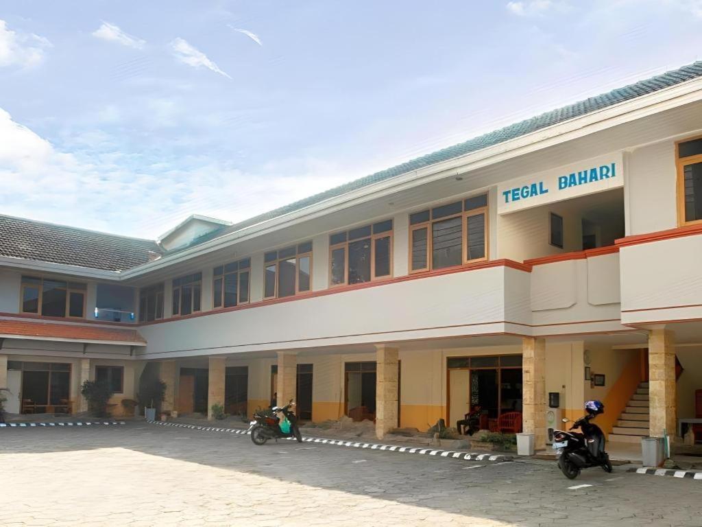 Alexander Hotel Tegal Buitenkant foto