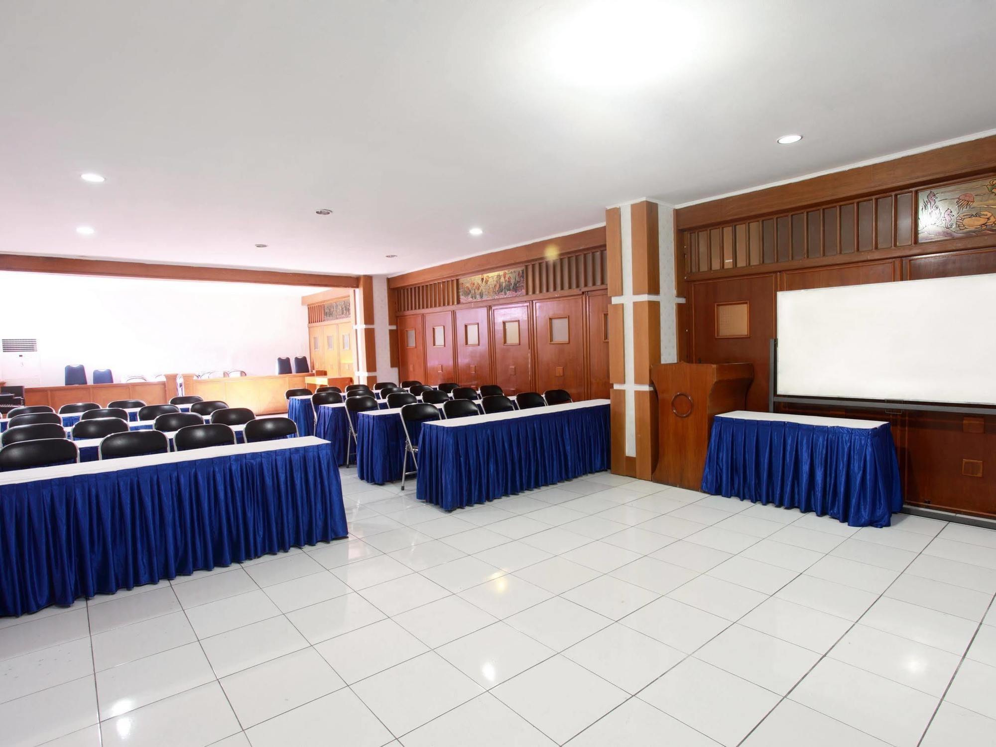 Alexander Hotel Tegal Tegal  Buitenkant foto